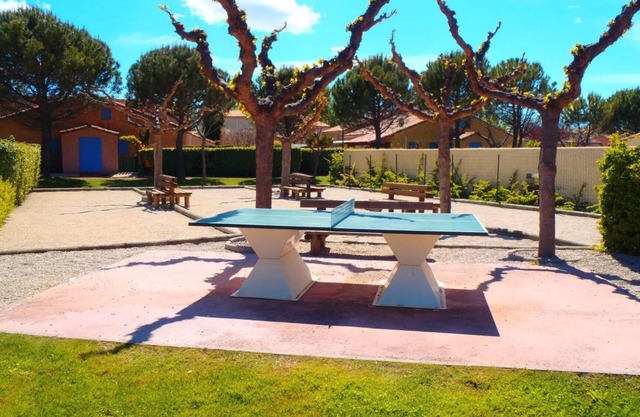 Charming 2-bedroom house with pool, WiFi, AC in peaceful Eyguières