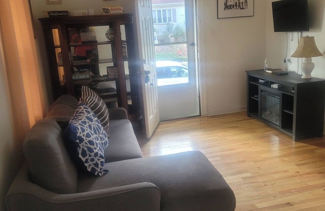 Charming 2-bedroom house with AC, WiFi in Clementon NJ
