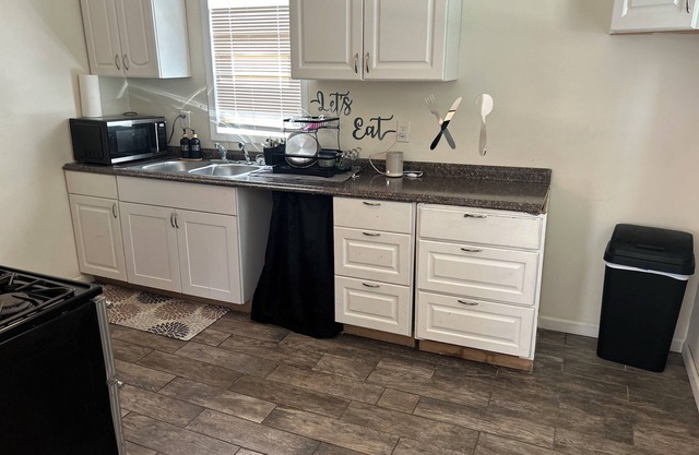 Charming 2-bedroom house with AC, WiFi in brilliant Detroit