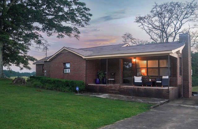 Charming 2-bedroom house with WiFi, AC in peaceful Lincoln
