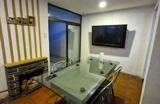 Charming 2-bedroom house in lovely garden, 2 bedrooms, and with Wi-Fi