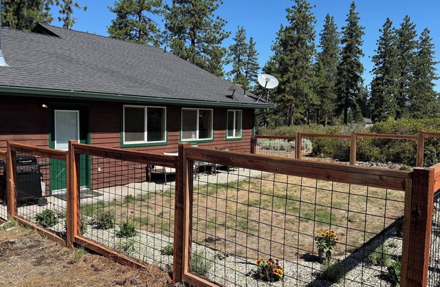 Charming 2-bedroom house private setting with amazing Mt. Shasta view