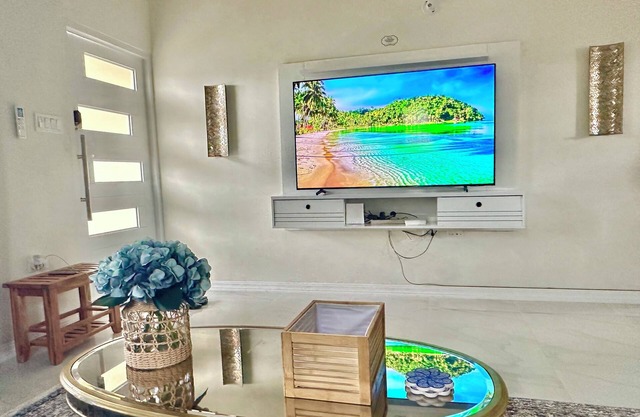 Charming 2 bedroom near Adventure Park & 7 Mile Beach, WiFi + AC in Negril