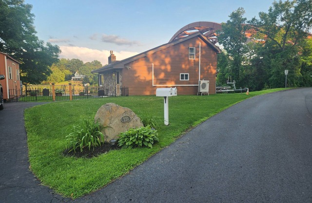 Charming 2-bedroom cottage in Clifton Park NY; 25 minutes to Saratoga.