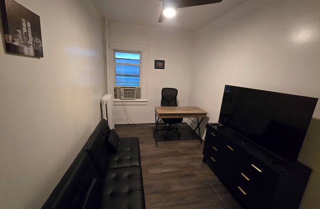 Charming 2-bedroom apartment with AC, WiFi in Jersey City
