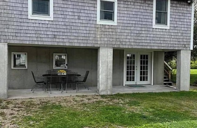 Charming 2-bedroom house in Mattapoisett 2 minute walk to the beach, WiFi, AC