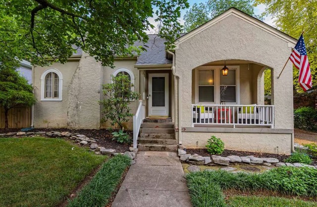 Charming 2-bedroom house in lovely Downtown Murfreesboro Cottage with WiFi, AC