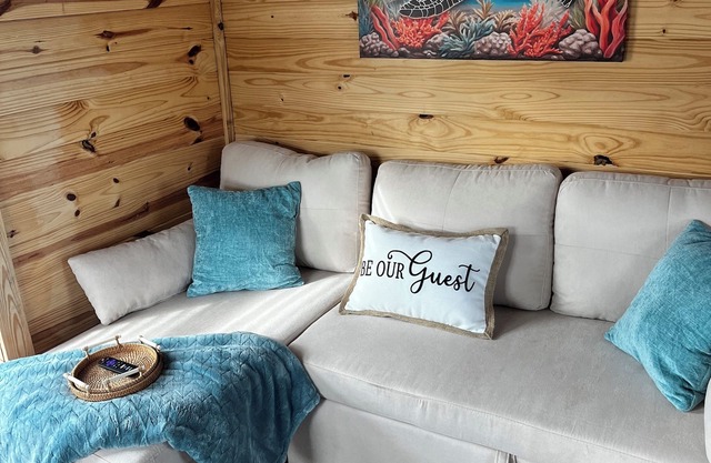 Charming 2-bedroom PET FRIENDLY cabin in Steinhatchee