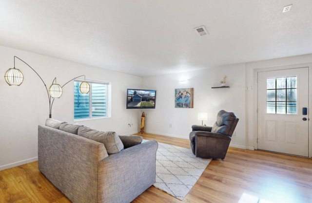 Charming 2-bedroom home with Private Home Theater 7.2 dolby
