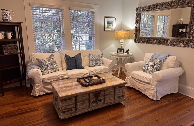 Charming 2 BR Cottage - Walk to Marta - Sleeps 3