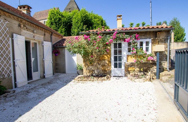 Charming 2BR Cottage in Dordogne Village with Modern Amenities and Private Courtyard