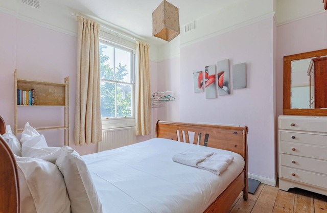 Charming 2BD Flat with Roof Terrace, North London