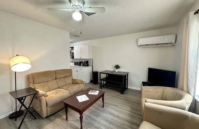 Charming 2BR Duplex Unit near St. Pete! Fast Wi-Fi, Pet Friendly!