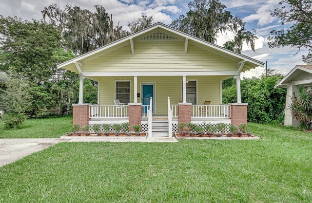 Charming 2BR Historic Bungalow in Downtown ~ Walk to FSC ~ Dogs Welcome