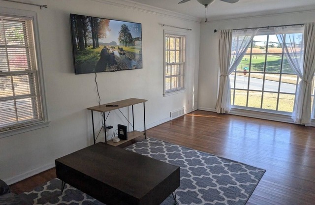 Charming 2BR house in central Des Moines with AC & WiFi - easy access to I235!