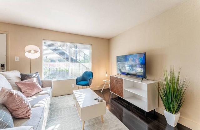 Charming 2BR king beds suite next to Downtown