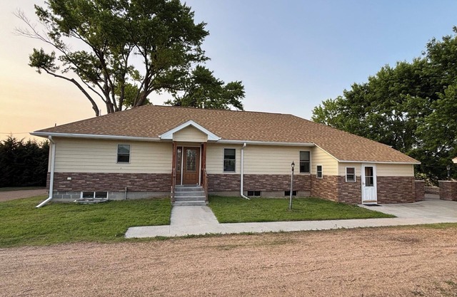Charming 3-bed, 2-bath ranch house in the serene countryside near Red Cloud.