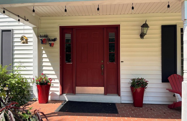 Charming 3-bedroom house in wonderful Moreland Hills with a shared pond & trail
