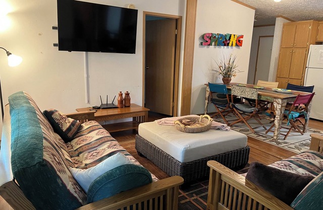 Charming 3-bedroom cottage with AC, WiFi in fabulous Hector.
