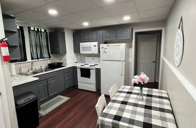 Charming 3-bedroom, ground level apartment w/WiFi and A/C in peaceful Uniontown