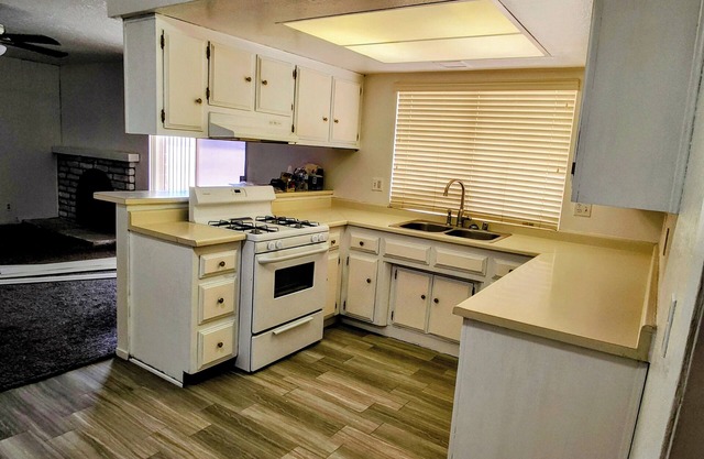 Charming 3-bedroom house with WiFi and AC in Hesperia