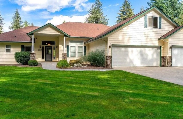 Charming 3-bedroom house sleeps 8 with high speed WiFi in Twin Lakes Village