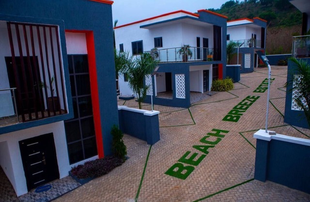 Charming 3-bedroom ocean view estate with WiFi, AC in adorable Kokrobite