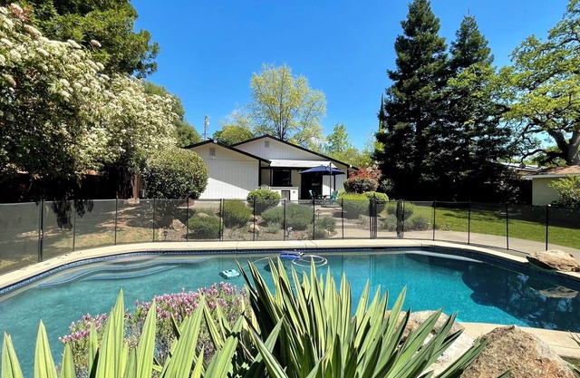 Charming 3-bedroom summer house in Cameron Park with pool
