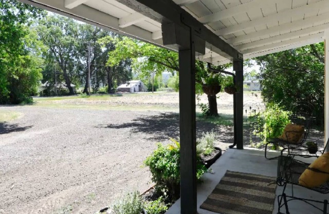 Charming 3-bedroom country farm house in lovely Kelseyville with Wifi