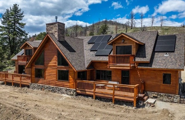 Charming 3-bedroom large and spacious Mountain Chalet. Family Friendly.