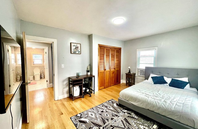 Charming 3-Beds In 2-bedrooms Apartment Near Quincy Adams