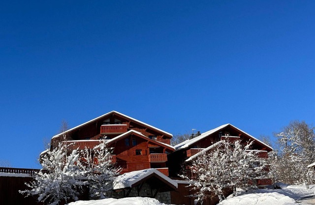 Charming 3-Room Apt for 6 with 2 Baths, Parking, Near Ski Bus