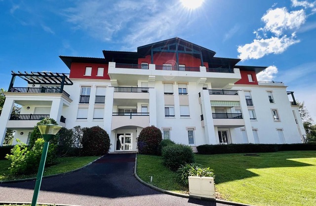 Charming 3-Room Apartment with Pool, Terrace, and Parking in Cambo-les-Bains
