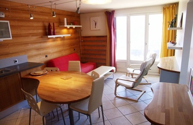 Charming 3-room, pets allowed, 700m from slopes, 6 people, bedding included in winter