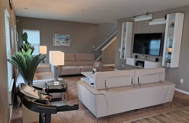 Charming 4-bedroom house with AC, fitness room, WiFi in Plainfield