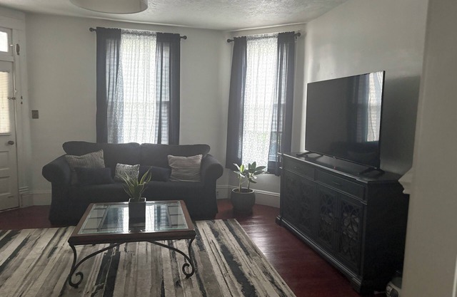 Charming 4-bedroom house with WiFi, AC in Keyser