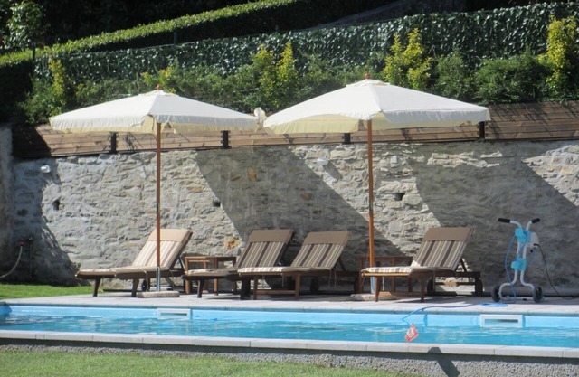Charming 4½-room corner house with huge park and private pool