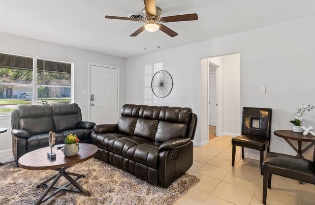 Charming 4BR Home - Ideal for Groups!