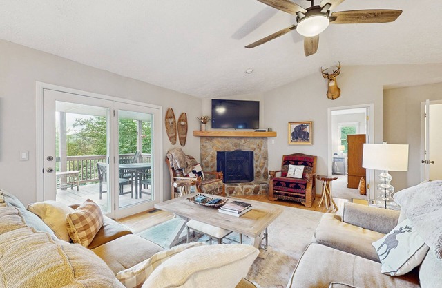 Charming 4BR House with Long Range Views, Full-Kitchen and Gas Fireplace
