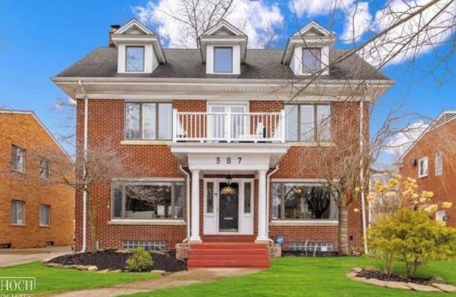Charming 5-bedroom 3.5 bath house in desirable Grosse Pointe, MI