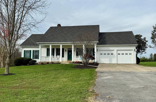 Charming 6-bedroom farmhouse on 40 acres with hot tub, game room, in Shelbyville