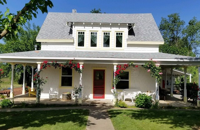 Charming Amador Farmhouse! Located on the Shenandoah Valley Wine Trail.