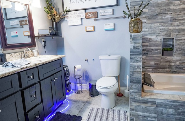 Charming and comfortable 2-bedroom house that sleeps 6 with a gym.