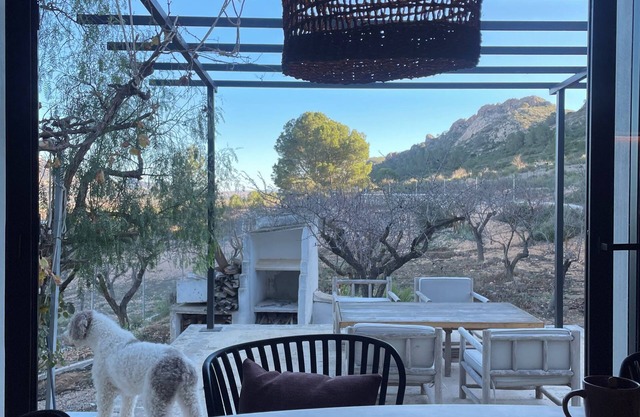 Charming and cozy country house in Caudete with amazing swimming pool.