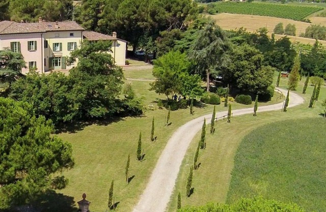 Charming apartment "Antonio" in historical Villa Calanco on the hills of Dozza