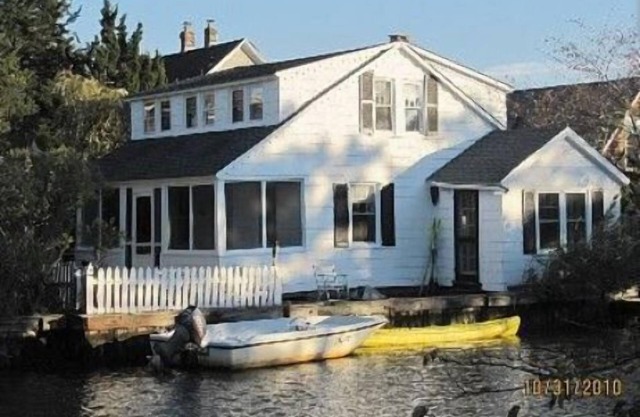 Charming Bay Head Waterfront Cottage with Yard: Easy Walk to Beach & Town