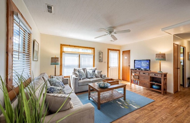 Charming beach cottage, 2 min. walk to the ocean! Pet friendly.