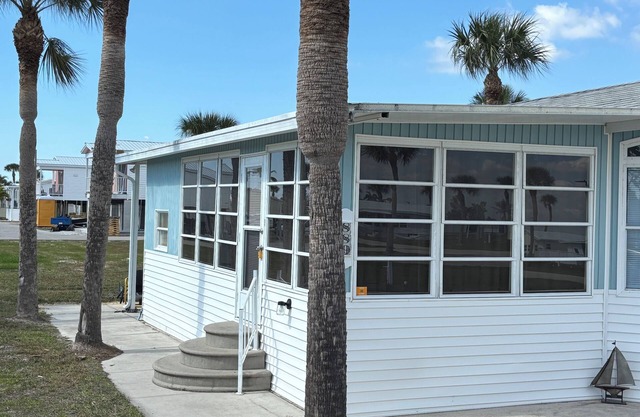 Charming bungalow with WiFi and AC in brilliant Fort Myers.Close to Sanibel/FMB