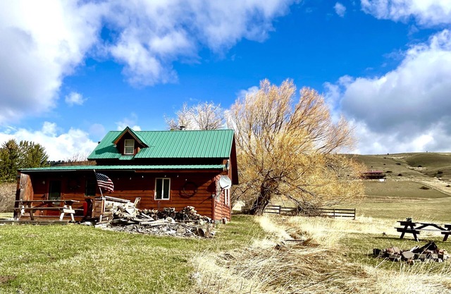 Charming Cabin overlooking Beautiful Mountains. Watch the horses off the deck!