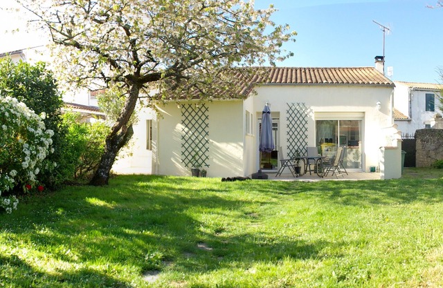 Charming Charentaise house with pretty enclosed garden, pets welcome